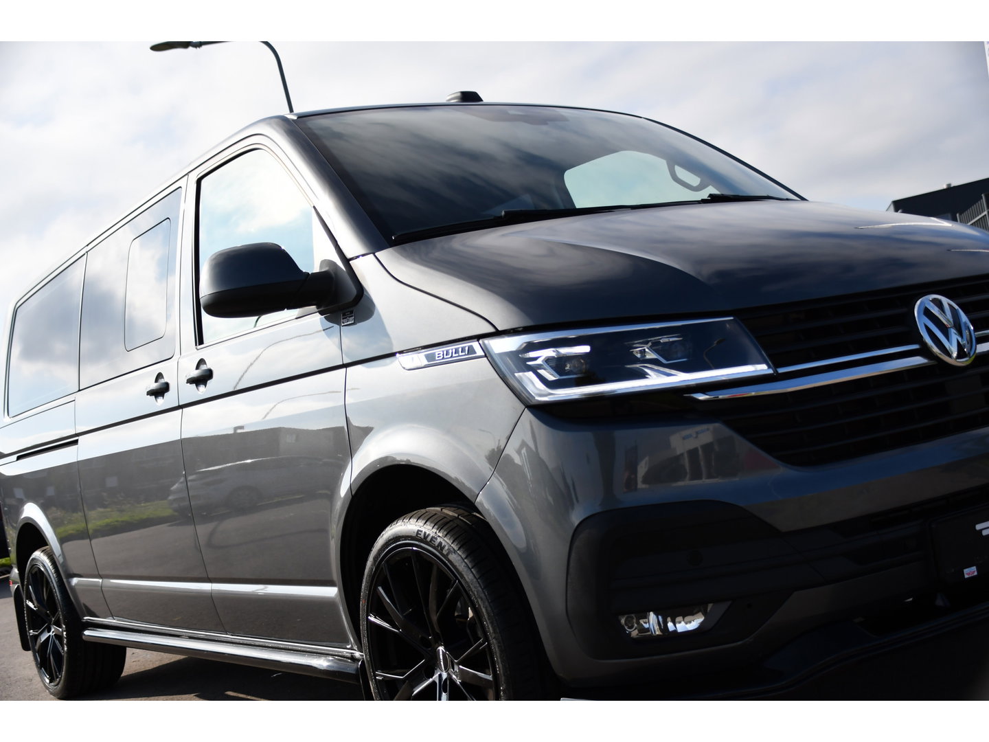 Volkswagen Transporter 2.0 TDI L2H1 30 DC Bulli Virtual, Adpatieve Cruise, Carplay, LED, Leder, Stoelverwarming, Trekhaak, Automaat, Uniek!