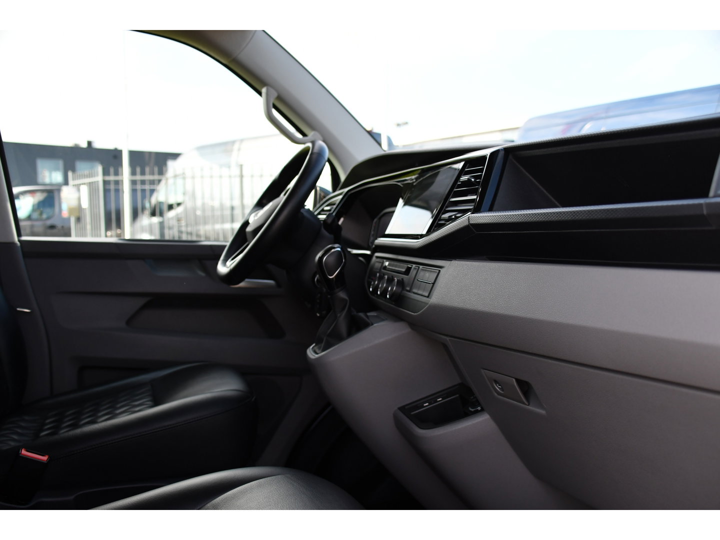 Volkswagen Transporter 2.0 TDI L2H1 30 DC Bulli Virtual, Adpatieve Cruise, Carplay, LED, Leder, Stoelverwarming, Trekhaak, Automaat, Uniek!