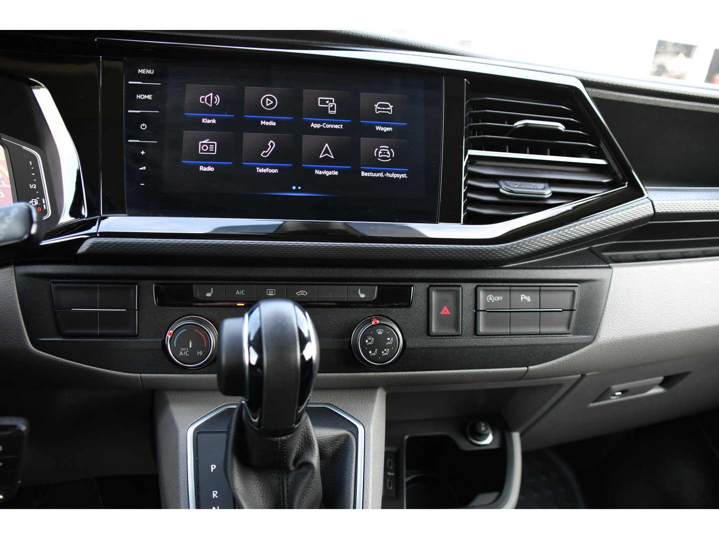 Volkswagen Transporter 2.0 TDI L2H1 30 DC Bulli Virtual, Adpatieve Cruise, Carplay, LED, Leder, Stoelverwarming, Trekhaak, Automaat, Uniek!