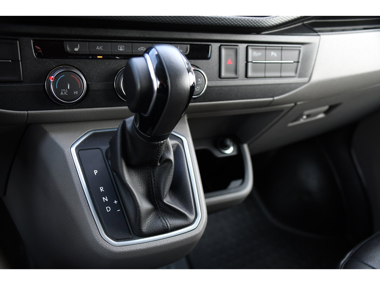 Volkswagen Transporter 2.0 TDI L2H1 30 DC Bulli Virtual, Adpatieve Cruise, Carplay, LED, Leder, Stoelverwarming, Trekhaak, Automaat, Uniek!