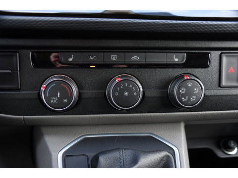 Volkswagen Transporter 2.0 TDI L2H1 30 DC Bulli Virtual, Adpatieve Cruise, Carplay, LED, Leder, Stoelverwarming, Trekhaak, Automaat, Uniek!