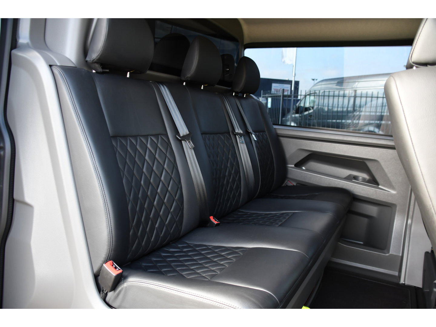 Volkswagen Transporter 2.0 TDI L2H1 30 DC Bulli Virtual, Adpatieve Cruise, Carplay, LED, Leder, Stoelverwarming, Trekhaak, Automaat, Uniek!