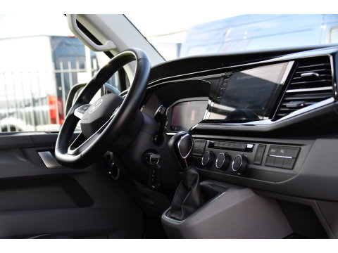 Volkswagen Transporter 2.0 TDI L2H1 30 DC Bulli Virtual, Adpatieve Cruise, Carplay, LED, Leder, Stoelverwarming, Trekhaak, Automaat, Uniek!