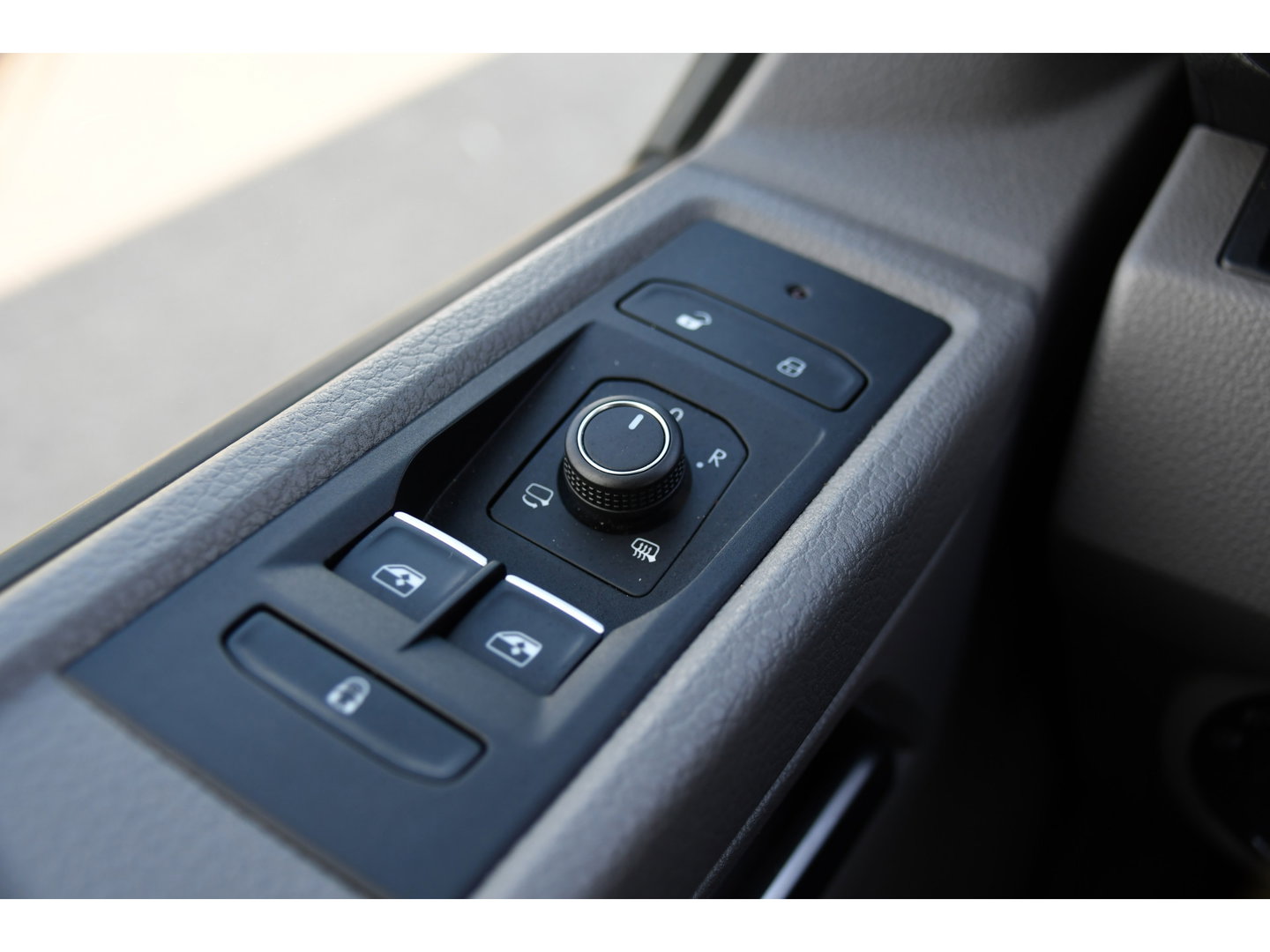 Volkswagen Transporter 2.0 TDI L2H1 30 DC Bulli Virtual, Adpatieve Cruise, Carplay, LED, Leder, Stoelverwarming, Trekhaak, Automaat, Uniek!