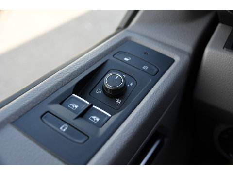 Volkswagen Transporter 2.0 TDI L2H1 30 DC Bulli Virtual, Adpatieve Cruise, Carplay, LED, Leder, Stoelverwarming, Trekhaak, Automaat, Uniek!