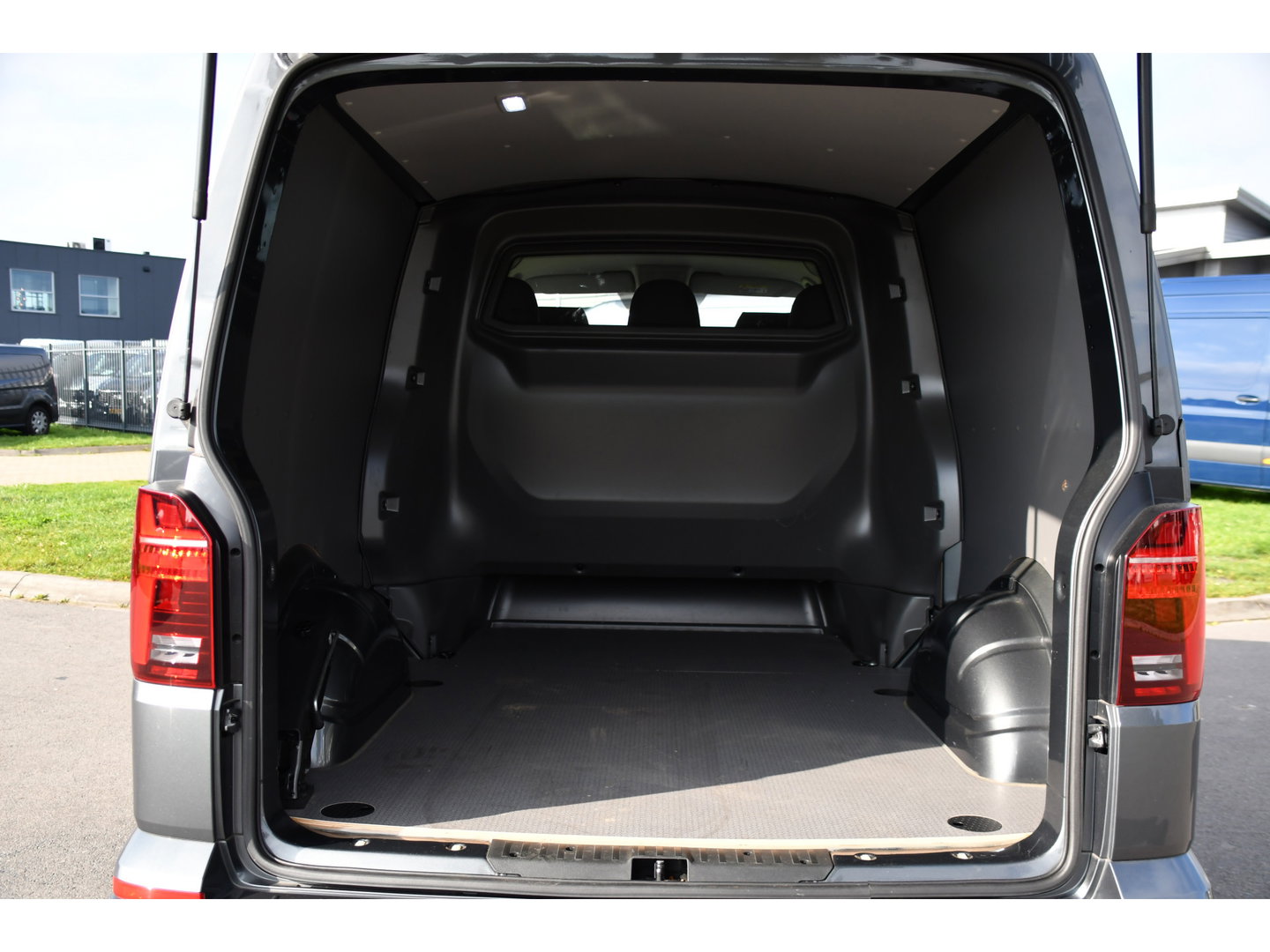 Volkswagen Transporter 2.0 TDI L2H1 30 DC Bulli Virtual, Adpatieve Cruise, Carplay, LED, Leder, Stoelverwarming, Trekhaak, Automaat, Uniek!