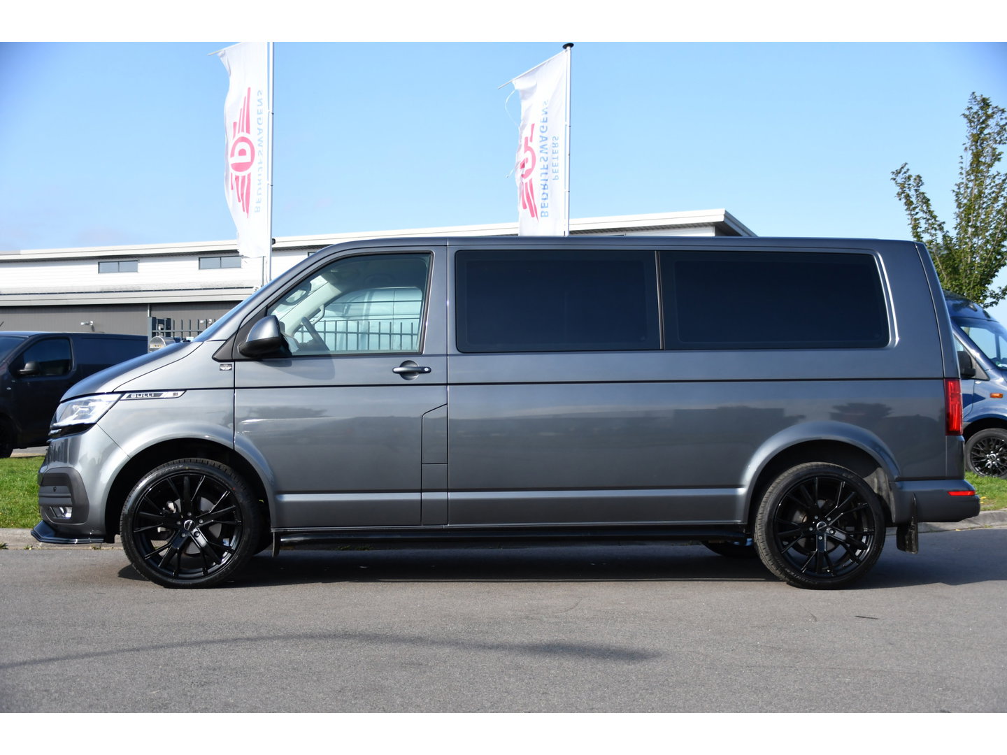 Volkswagen Transporter 2.0 TDI L2H1 30 DC Bulli Virtual, Adpatieve Cruise, Carplay, LED, Leder, Stoelverwarming, Trekhaak, Automaat, Uniek!