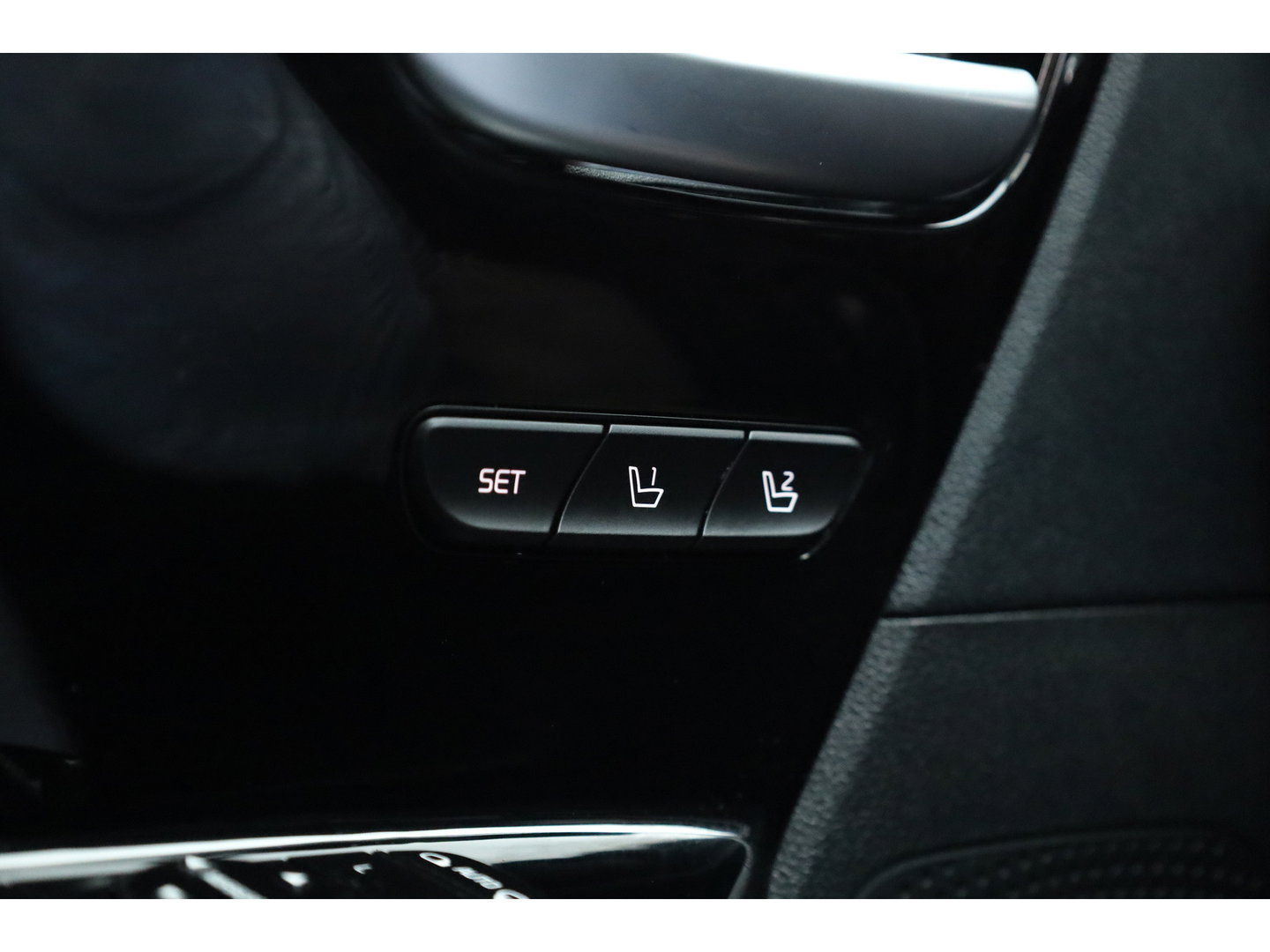 Kia e-Niro 64 kWh | SOH 100% | Rijklaar! | Leder | Stoelventilatie | Camera | Adapt. Cruise | All Seasons
