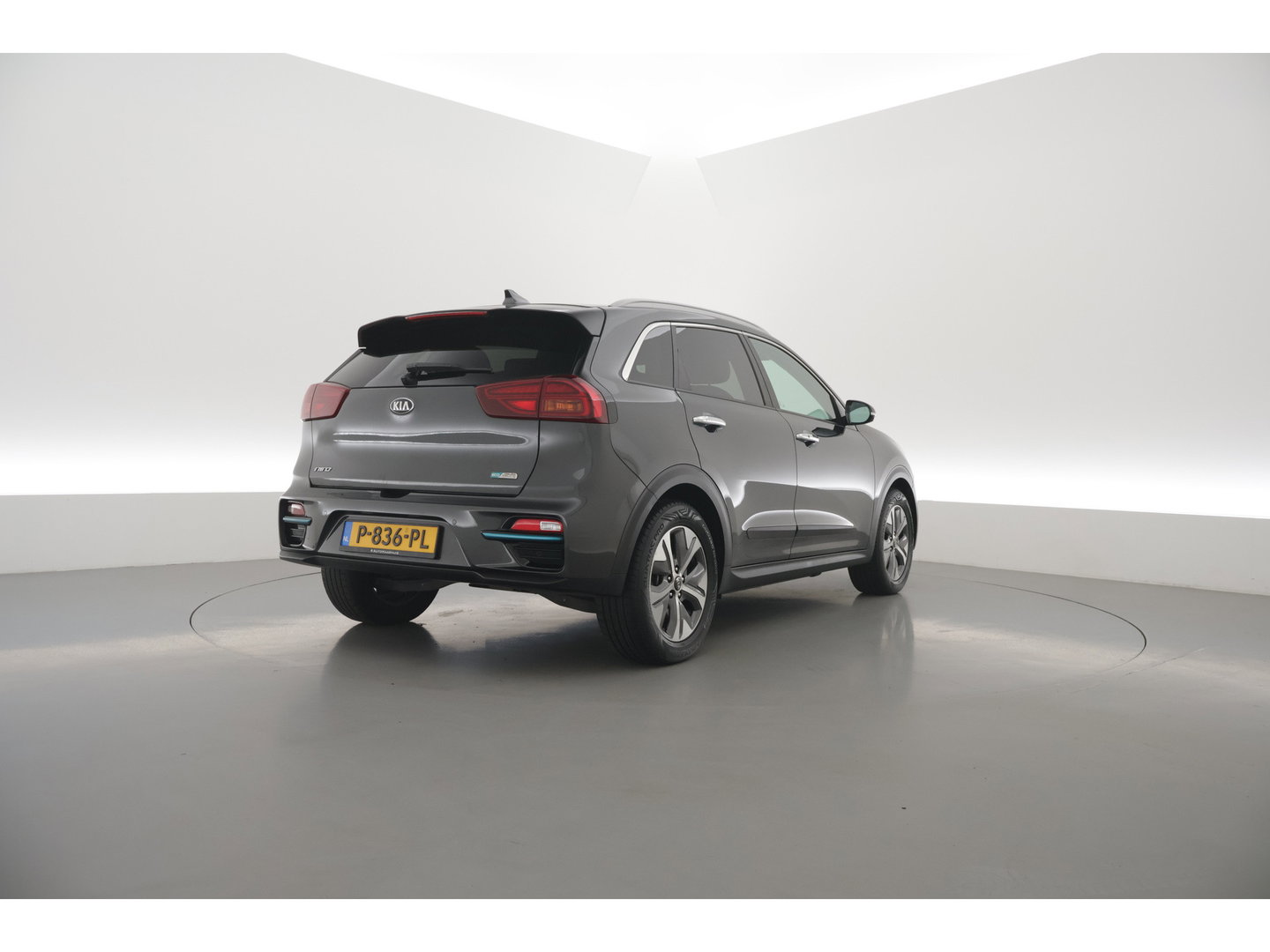 Kia e-Niro 64 kWh | SOH 100% | Rijklaar! | Leder | Stoelventilatie | Camera | Adapt. Cruise | All Seasons