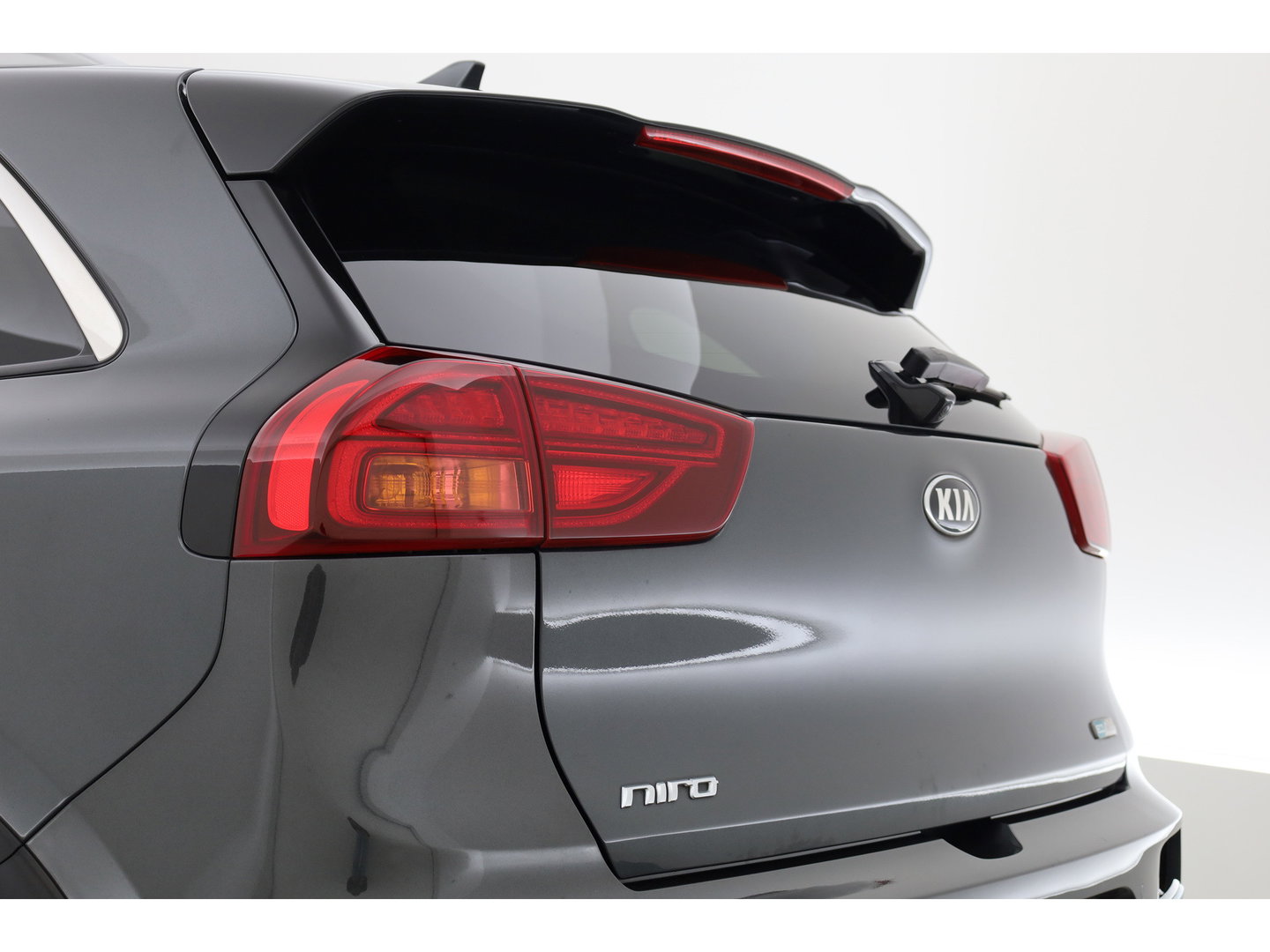 Kia e-Niro 64 kWh | SOH 100% | Rijklaar! | Leder | Stoelventilatie | Camera | Adapt. Cruise | All Seasons