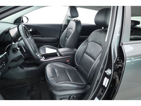 Kia e-Niro 64 kWh | SOH 100% | Rijklaar! | Leder | Stoelventilatie | Camera | Adapt. Cruise | All Seasons