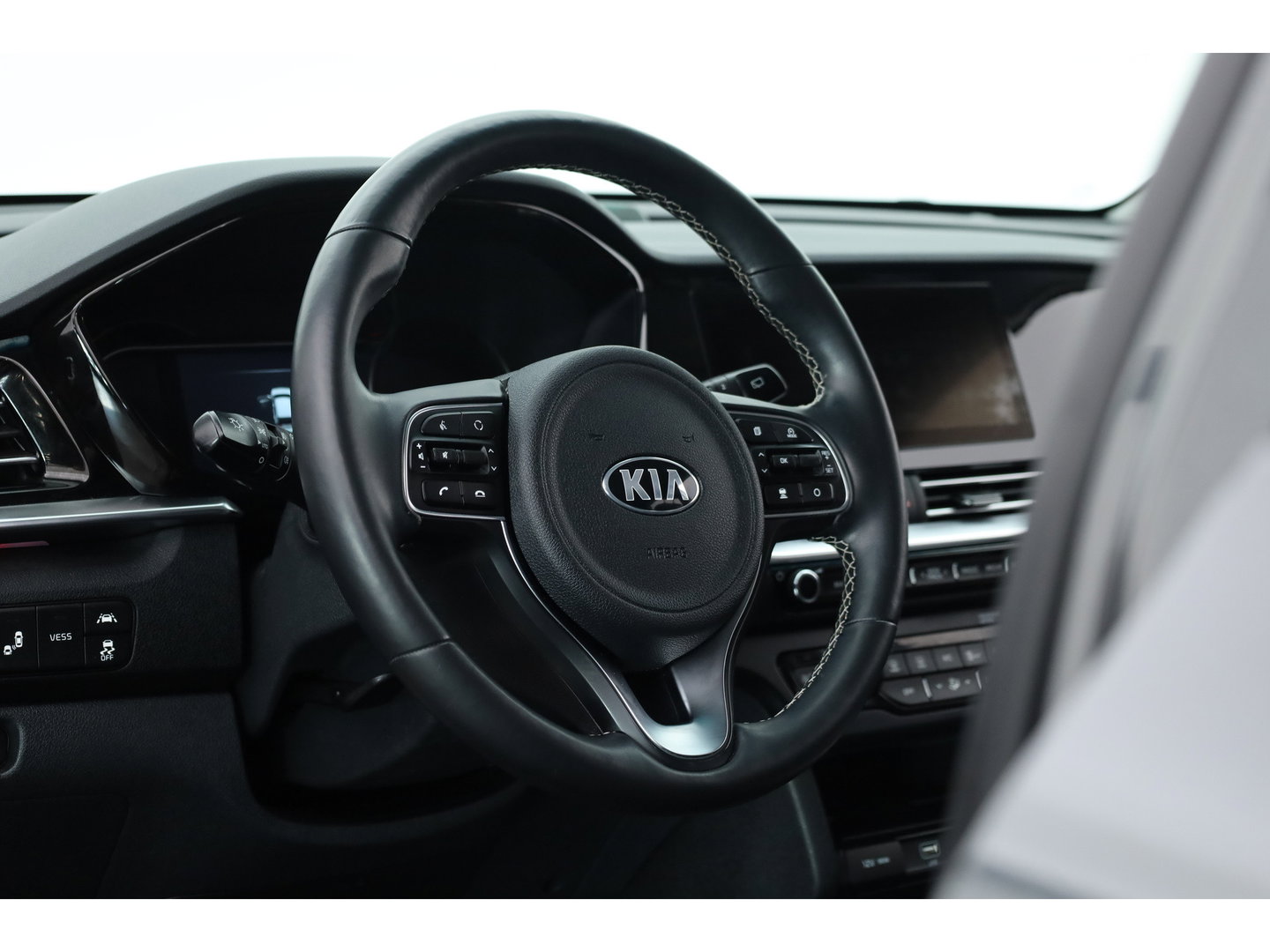Kia e-Niro 64 kWh | SOH 100% | Rijklaar! | Leder | Stoelventilatie | Camera | Adapt. Cruise | All Seasons