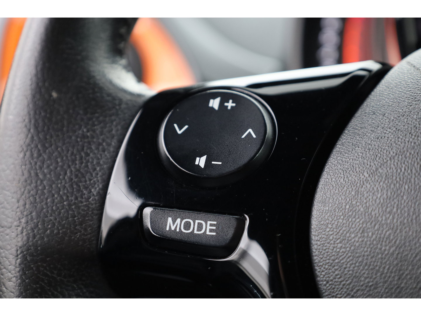 Toyota Aygo 1.0 VVT-i x-JBL | Rijklaar! | Apple CarPlay | Camera | Clima | All Seasons |