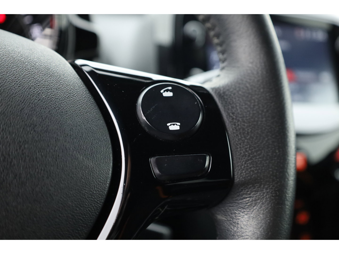 Toyota Aygo 1.0 VVT-i x-JBL | Rijklaar! | Apple CarPlay | Camera | Clima | All Seasons |
