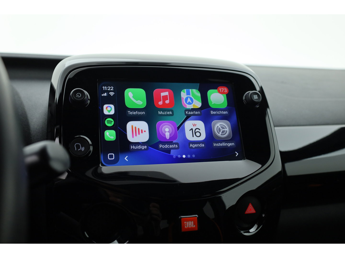 Toyota Aygo 1.0 VVT-i x-JBL | Rijklaar! | Apple CarPlay | Camera | Clima | All Seasons |