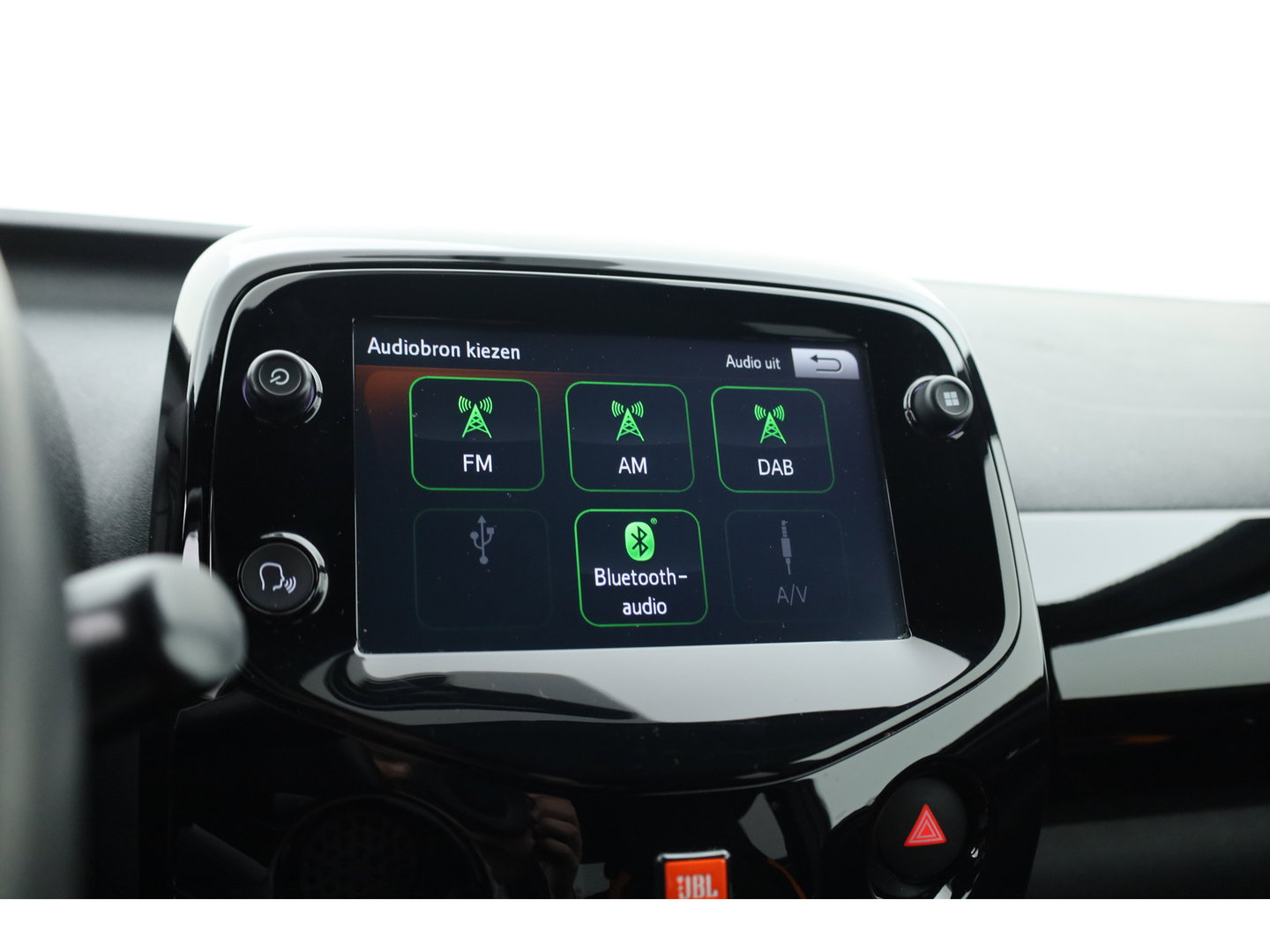 Toyota Aygo 1.0 VVT-i x-JBL | Rijklaar! | Apple CarPlay | Camera | Clima | All Seasons |