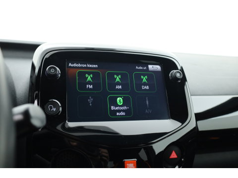 Toyota Aygo 1.0 VVT-i x-JBL | Rijklaar! | Apple CarPlay | Camera | Clima | All Seasons |