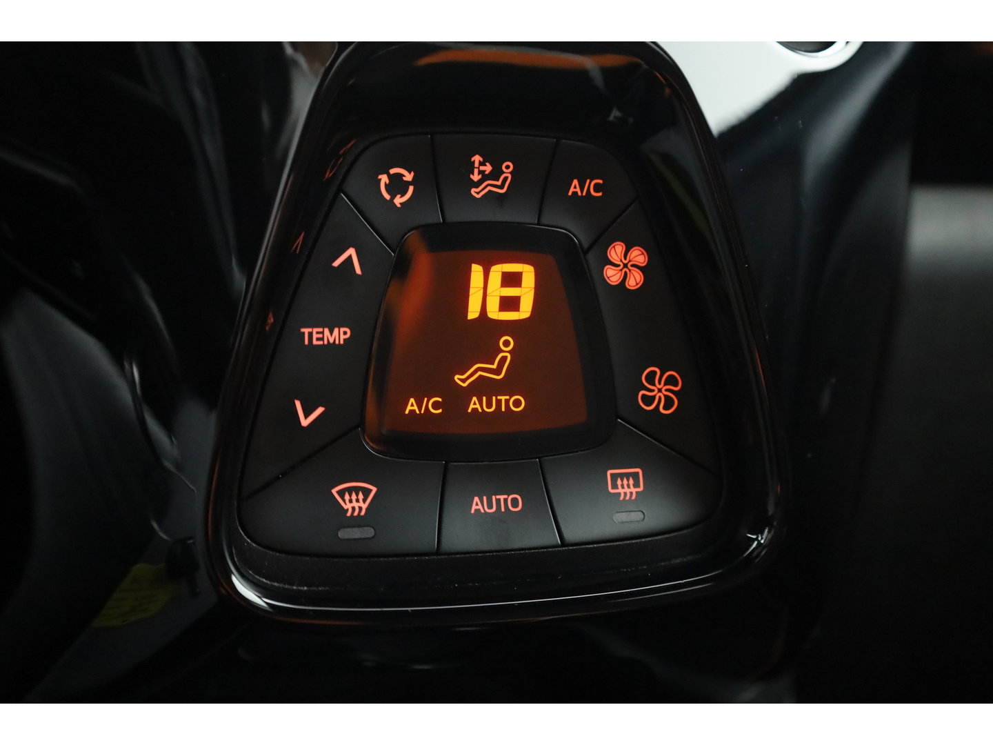 Toyota Aygo 1.0 VVT-i x-JBL | Rijklaar! | Apple CarPlay | Camera | Clima | All Seasons |