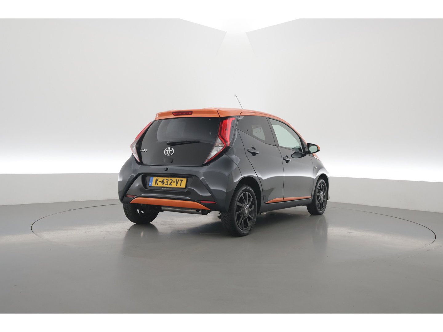 Toyota Aygo 1.0 VVT-i x-JBL | Rijklaar! | Apple CarPlay | Camera | Clima | All Seasons |