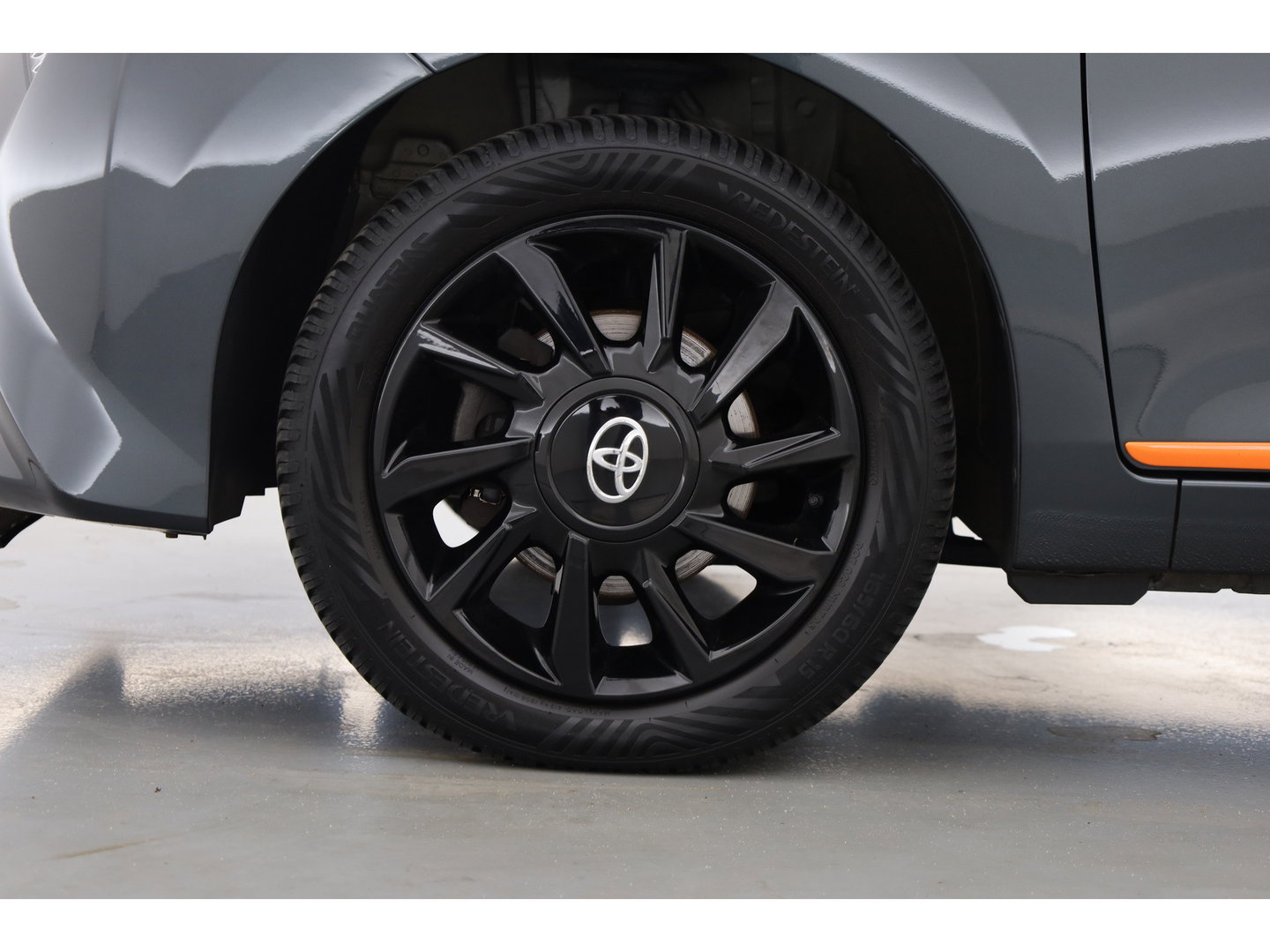 Toyota Aygo 1.0 VVT-i x-JBL | Rijklaar! | Apple CarPlay | Camera | Clima | All Seasons |