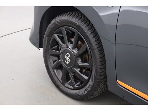 Toyota Aygo 1.0 VVT-i x-JBL | Rijklaar! | Apple CarPlay | Camera | Clima | All Seasons |