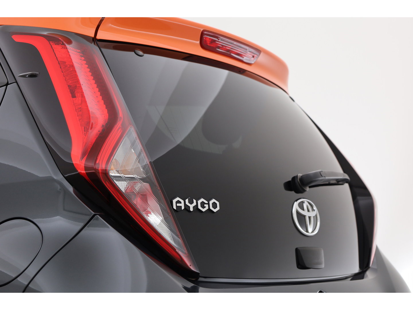 Toyota Aygo 1.0 VVT-i x-JBL | Rijklaar! | Apple CarPlay | Camera | Clima | All Seasons |