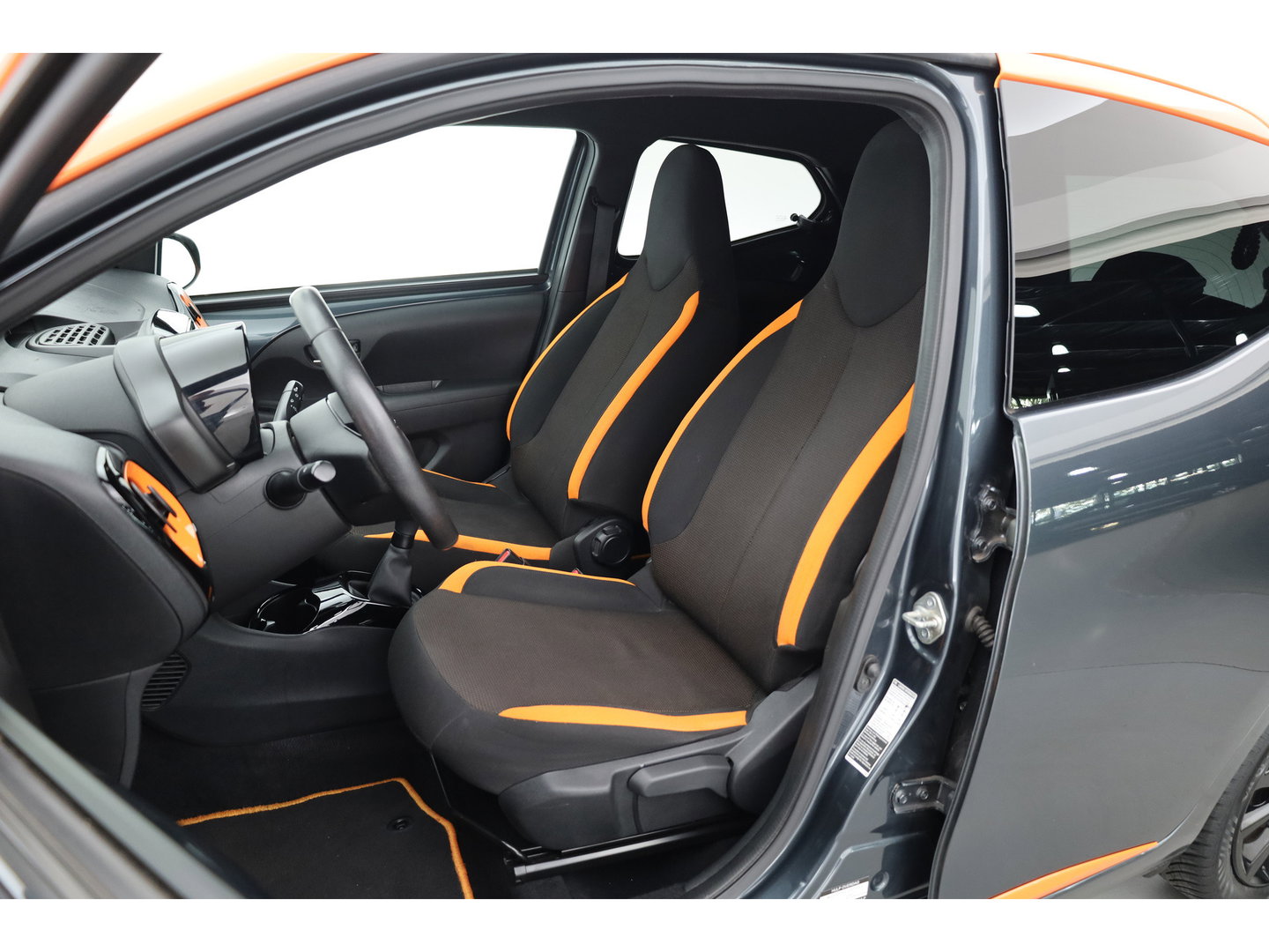 Toyota Aygo 1.0 VVT-i x-JBL | Rijklaar! | Apple CarPlay | Camera | Clima | All Seasons |