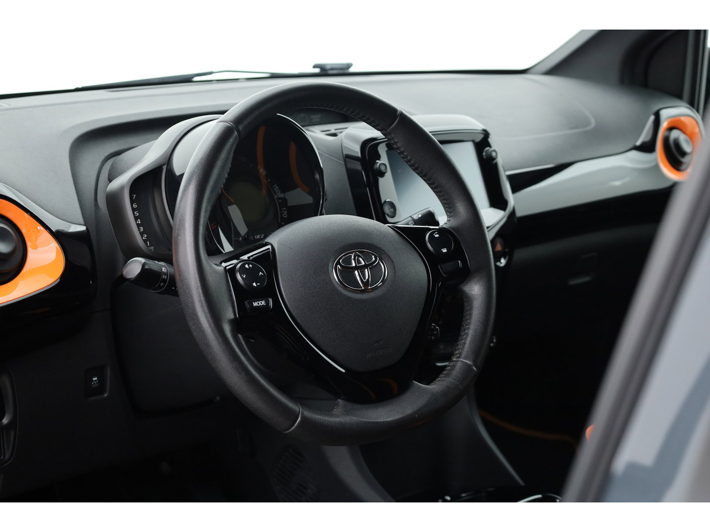 Toyota Aygo 1.0 VVT-i x-JBL | Rijklaar! | Apple CarPlay | Camera | Clima | All Seasons |