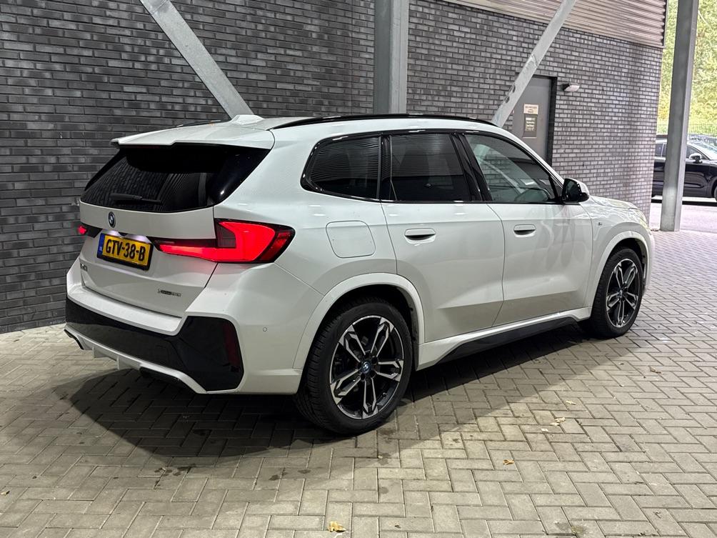 BMW iX1 xDrive30 67 kWh | M Sport | Harman/Kardon | Panoramadak | Adaptieve LED | Elektrische Sportstoelen | Keyless