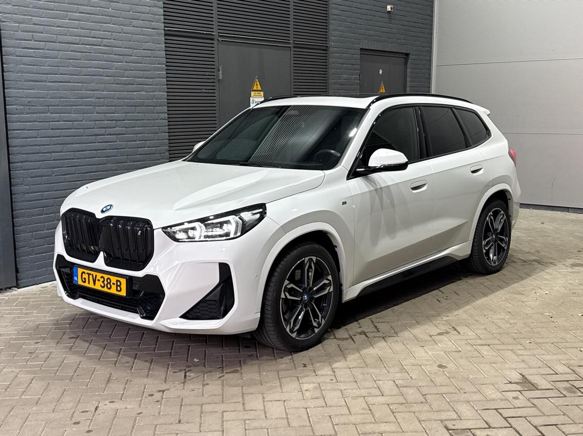 BMW iX1 xDrive30 67 kWh | M Sport | Harman/Kardon | Panoramadak | Adaptieve LED | Elektrische Sportstoelen | Keyless