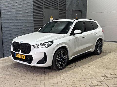 BMW iX1 xDrive30 67 kWh | M Sport | Harman/Kardon | Panoramadak | Adaptieve LED | Elektrische Sportstoelen | Keyless