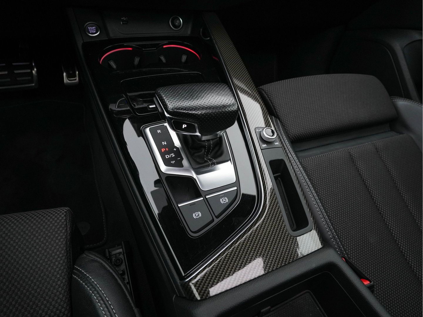 Audi A4 Limousine 35 TFSI S edition Competition *AUT | LEATHER-MICROFIBRE | FULL-LED | SPORTsEATS | KEYLESS | DIGI-COCKPIT | AMBIENT-LIGHT | NAVI-FULLMAP | PRIVACY-GLASS | SHIFT-PADDLES | ECC | PDC | CRUISE | TOWBAR | 18''ALU*
