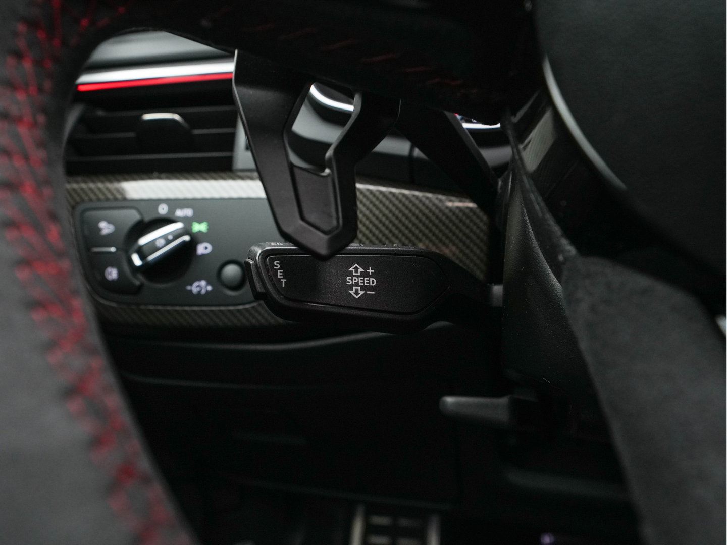 Audi A4 Limousine 35 TFSI S edition Competition *AUT | LEATHER-MICROFIBRE | FULL-LED | SPORTsEATS | KEYLESS | DIGI-COCKPIT | AMBIENT-LIGHT | NAVI-FULLMAP | PRIVACY-GLASS | SHIFT-PADDLES | ECC | PDC | CRUISE | TOWBAR | 18''ALU*