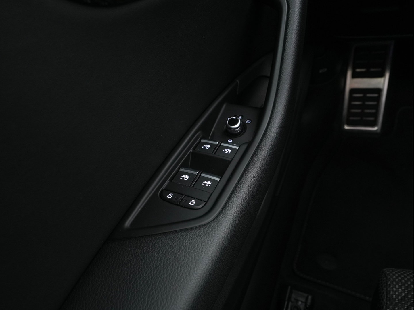 Audi A4 Limousine 35 TFSI S edition Competition *AUT | LEATHER-MICROFIBRE | FULL-LED | SPORTsEATS | KEYLESS | DIGI-COCKPIT | AMBIENT-LIGHT | NAVI-FULLMAP | PRIVACY-GLASS | SHIFT-PADDLES | ECC | PDC | CRUISE | TOWBAR | 18''ALU*