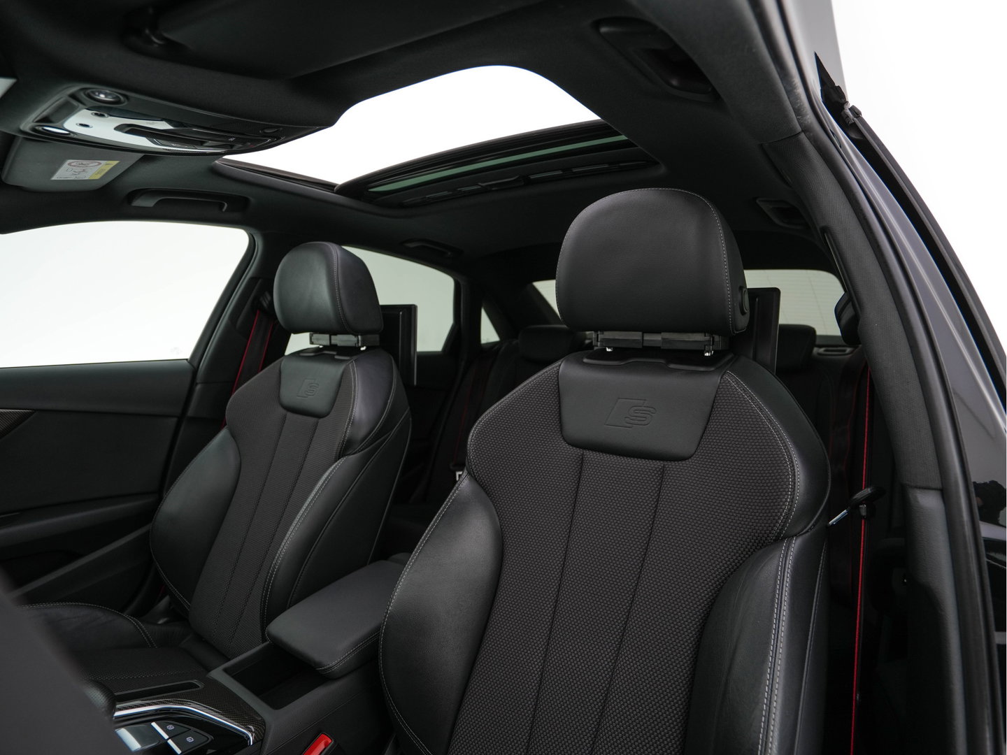 Audi A4 Limousine 35 TFSI S edition Competition *AUT | LEATHER-MICROFIBRE | FULL-LED | SPORTsEATS | KEYLESS | DIGI-COCKPIT | AMBIENT-LIGHT | NAVI-FULLMAP | PRIVACY-GLASS | SHIFT-PADDLES | ECC | PDC | CRUISE | TOWBAR | 18''ALU*