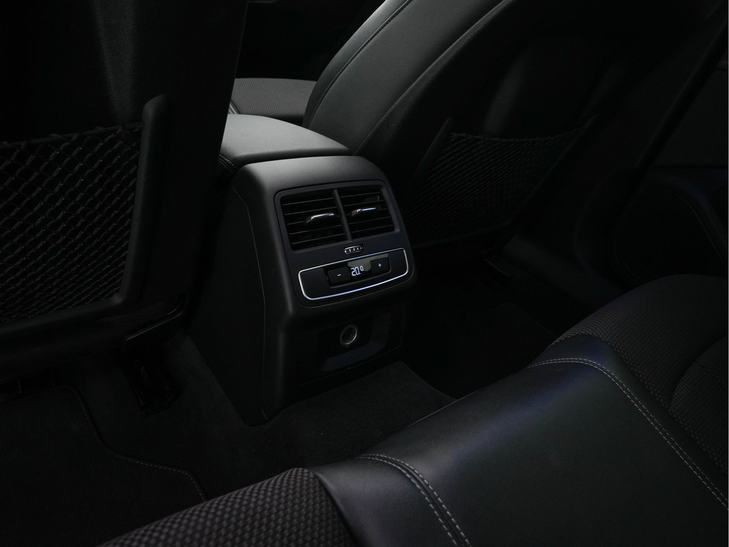 Audi A4 Limousine 35 TFSI S edition Competition *AUT | LEATHER-MICROFIBRE | FULL-LED | SPORTsEATS | KEYLESS | DIGI-COCKPIT | AMBIENT-LIGHT | NAVI-FULLMAP | PRIVACY-GLASS | SHIFT-PADDLES | ECC | PDC | CRUISE | TOWBAR | 18''ALU*