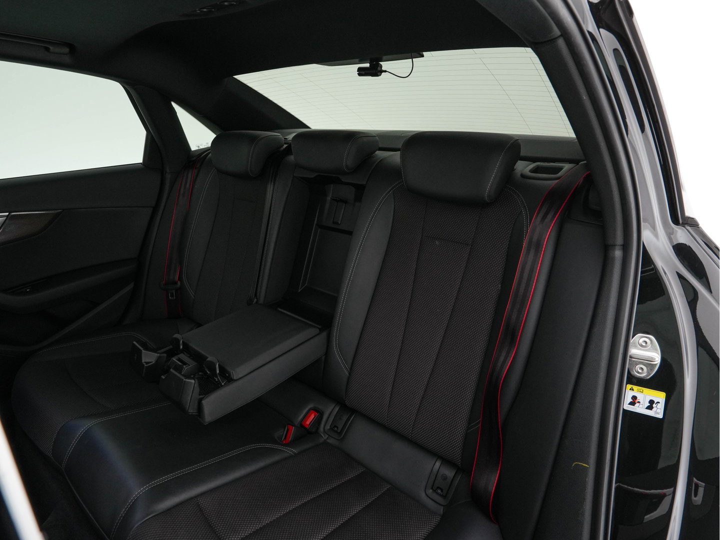 Audi A4 Limousine 35 TFSI S edition Competition *AUT | LEATHER-MICROFIBRE | FULL-LED | SPORTsEATS | KEYLESS | DIGI-COCKPIT | AMBIENT-LIGHT | NAVI-FULLMAP | PRIVACY-GLASS | SHIFT-PADDLES | ECC | PDC | CRUISE | TOWBAR | 18''ALU*