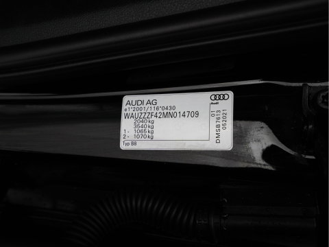 Audi A4 Limousine 35 TFSI S edition Competition *AUT | LEATHER-MICROFIBRE | FULL-LED | SPORTsEATS | KEYLESS | DIGI-COCKPIT | AMBIENT-LIGHT | NAVI-FULLMAP | PRIVACY-GLASS | SHIFT-PADDLES | ECC | PDC | CRUISE | TOWBAR | 18''ALU*