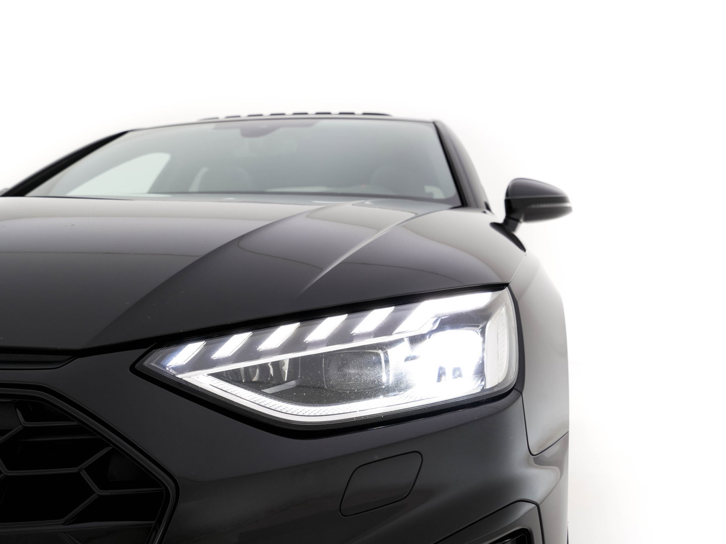 Audi A4 Limousine 35 TFSI S edition Competition *AUT | LEATHER-MICROFIBRE | FULL-LED | SPORTsEATS | KEYLESS | DIGI-COCKPIT | AMBIENT-LIGHT | NAVI-FULLMAP | PRIVACY-GLASS | SHIFT-PADDLES | ECC | PDC | CRUISE | TOWBAR | 18''ALU*