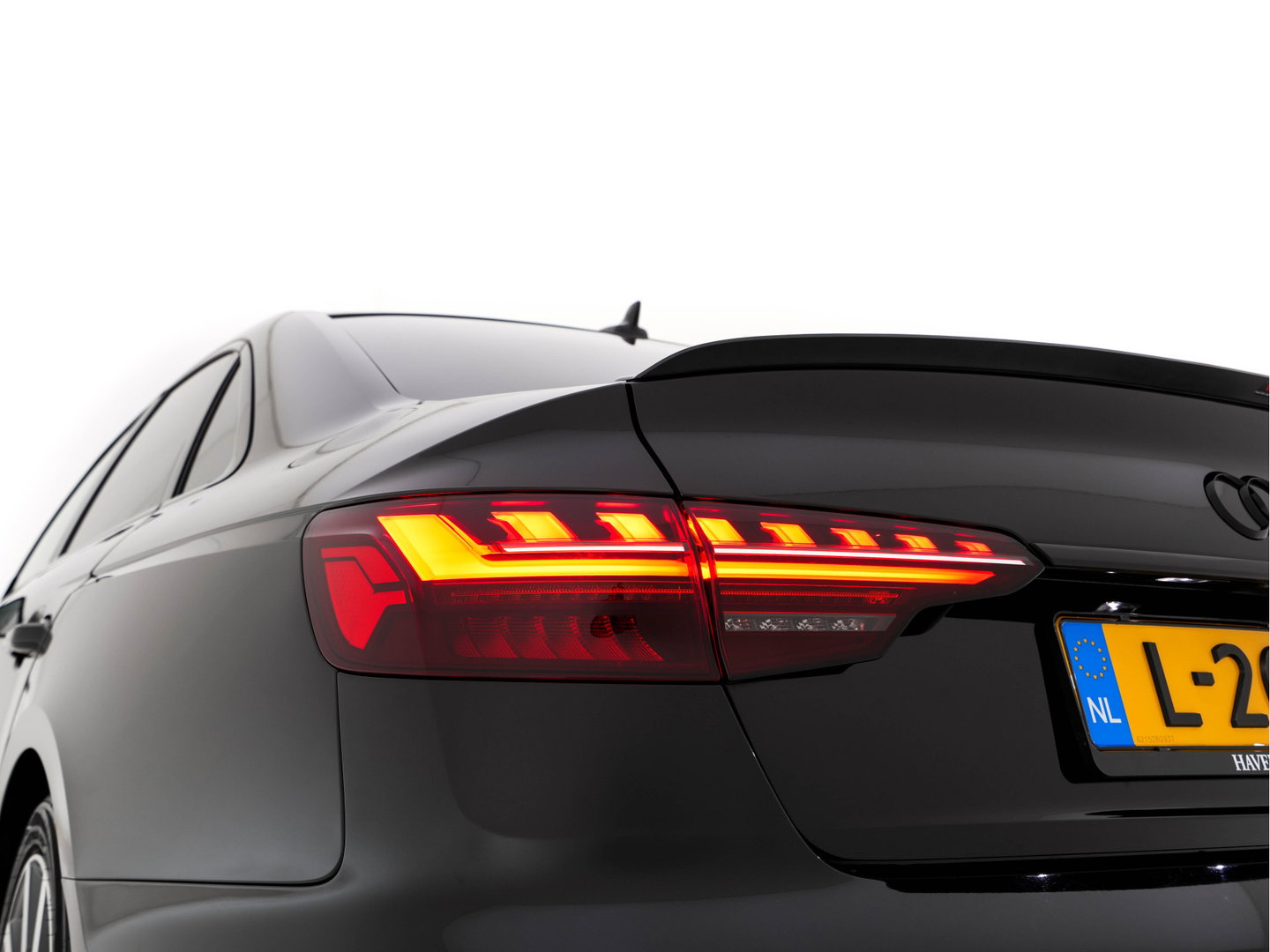 Audi A4 Limousine 35 TFSI S edition Competition *AUT | LEATHER-MICROFIBRE | FULL-LED | SPORTsEATS | KEYLESS | DIGI-COCKPIT | AMBIENT-LIGHT | NAVI-FULLMAP | PRIVACY-GLASS | SHIFT-PADDLES | ECC | PDC | CRUISE | TOWBAR | 18''ALU*