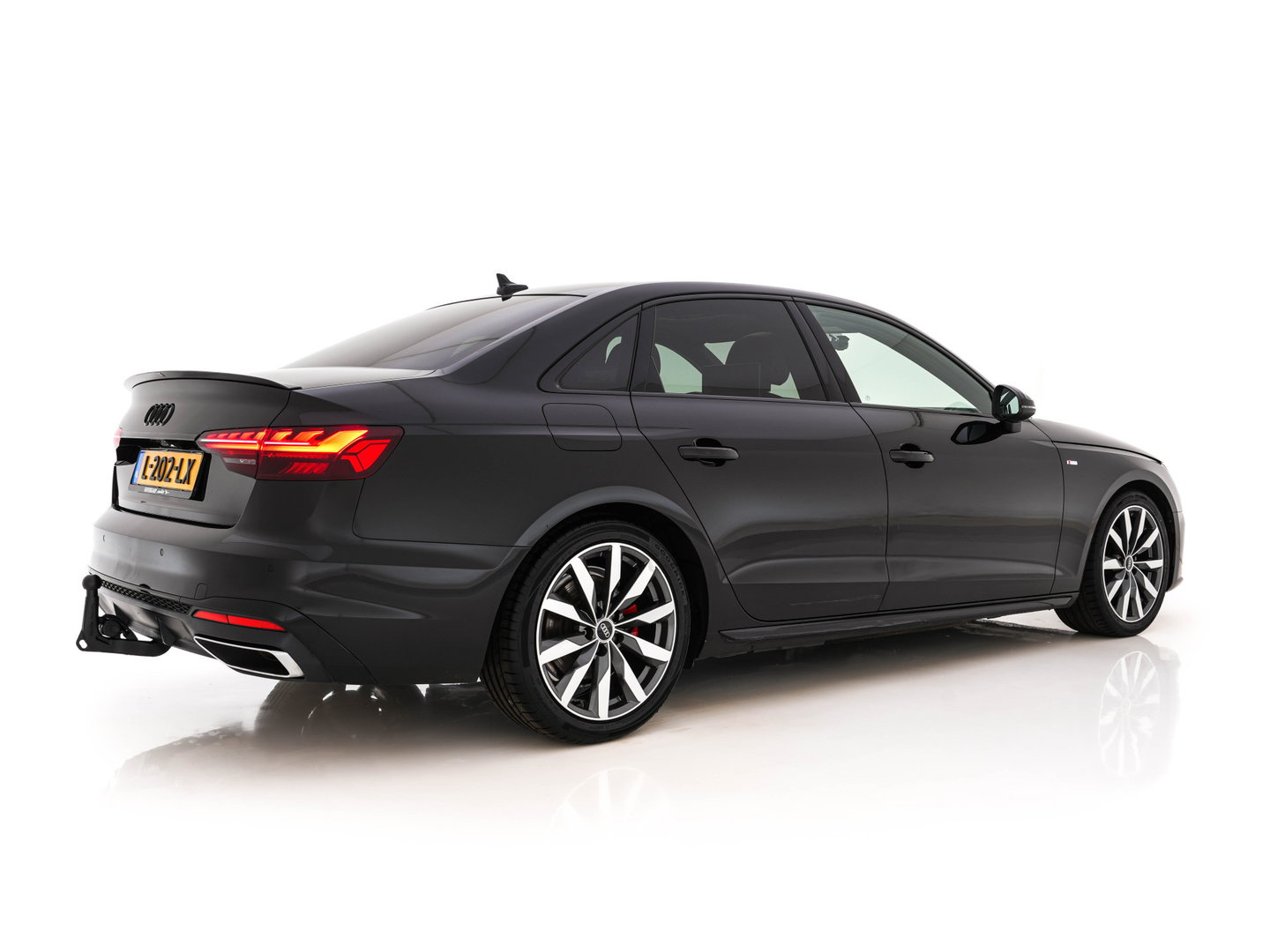 Audi A4 Limousine 35 TFSI S edition Competition *AUT | LEATHER-MICROFIBRE | FULL-LED | SPORTsEATS | KEYLESS | DIGI-COCKPIT | AMBIENT-LIGHT | NAVI-FULLMAP | PRIVACY-GLASS | SHIFT-PADDLES | ECC | PDC | CRUISE | TOWBAR | 18''ALU*