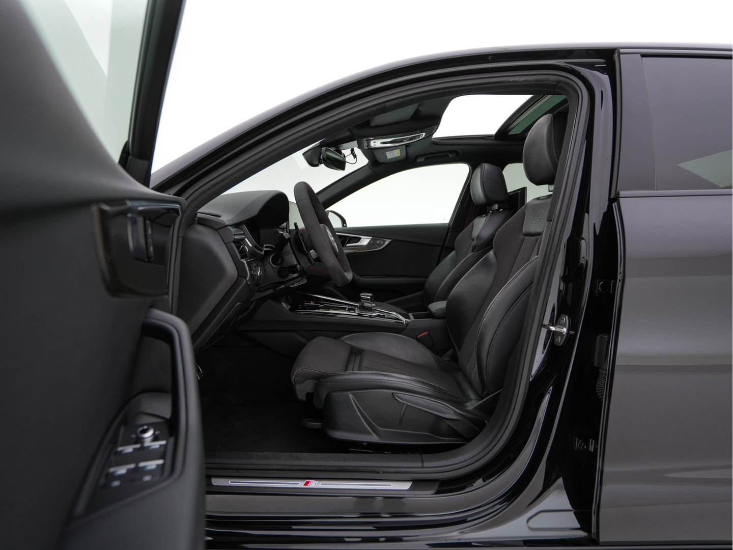 Audi A4 Limousine 35 TFSI S edition Competition *AUT | LEATHER-MICROFIBRE | FULL-LED | SPORTsEATS | KEYLESS | DIGI-COCKPIT | AMBIENT-LIGHT | NAVI-FULLMAP | PRIVACY-GLASS | SHIFT-PADDLES | ECC | PDC | CRUISE | TOWBAR | 18''ALU*