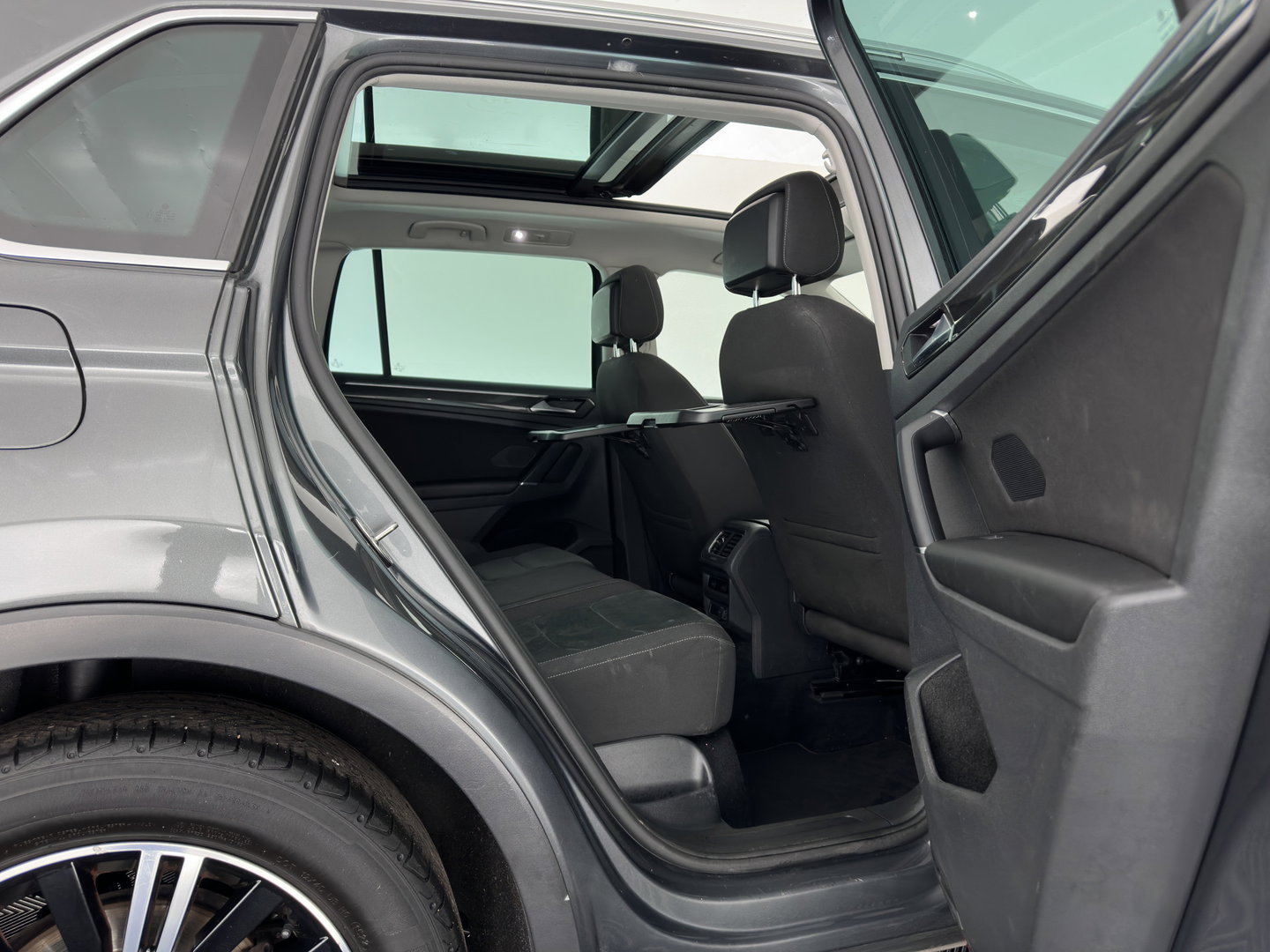 Volkswagen Tiguan 1.4 TSI ACT Highline *AUT | PANO | ADAPTIVE-CRUISE | FULL-LED | VIRTUAL-COCKPIT | KEYLESS | DAB+ | NAVI-FULLMAP | COMFORT-SEATS | ECC | PDC | 18INCH | TOWBAR*