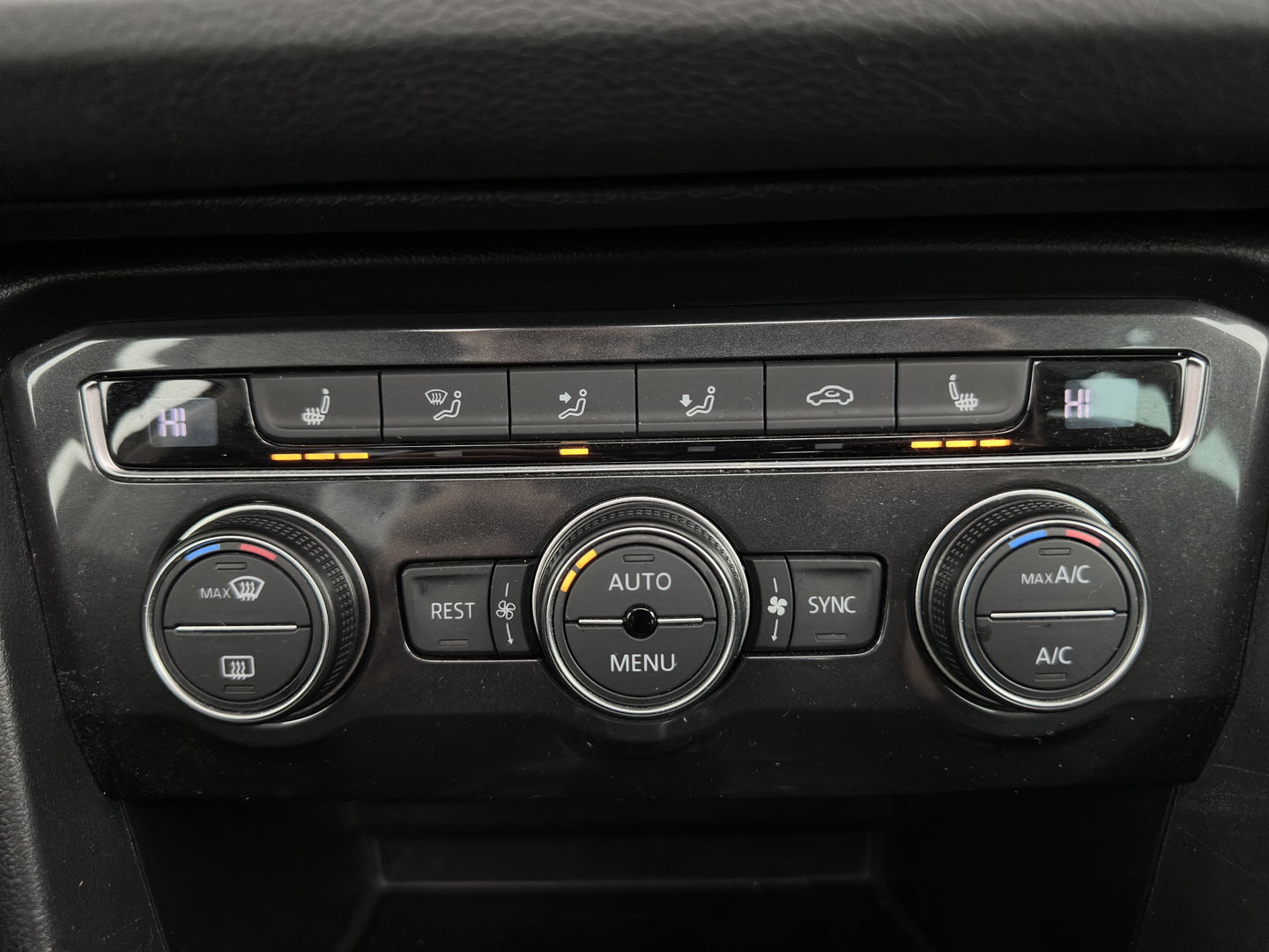 Volkswagen Tiguan 1.4 TSI ACT Highline *AUT | PANO | ADAPTIVE-CRUISE | FULL-LED | VIRTUAL-COCKPIT | KEYLESS | DAB+ | NAVI-FULLMAP | COMFORT-SEATS | ECC | PDC | 18INCH | TOWBAR*