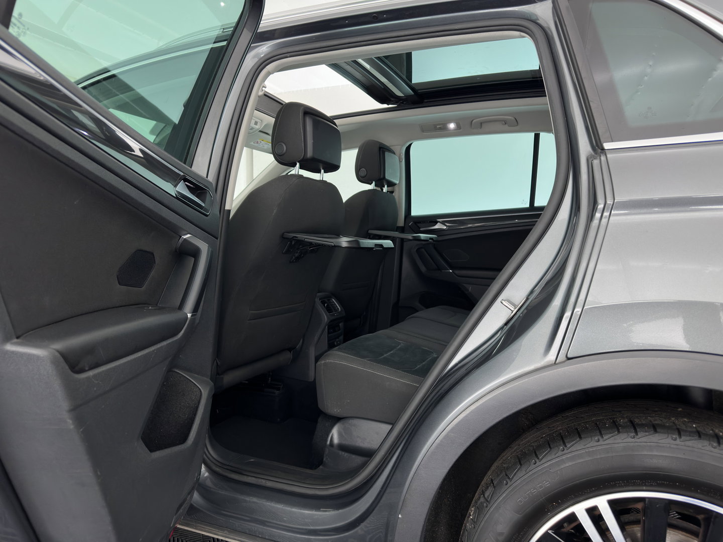 Volkswagen Tiguan 1.4 TSI ACT Highline *AUT | PANO | ADAPTIVE-CRUISE | FULL-LED | VIRTUAL-COCKPIT | KEYLESS | DAB+ | NAVI-FULLMAP | COMFORT-SEATS | ECC | PDC | 18INCH | TOWBAR*