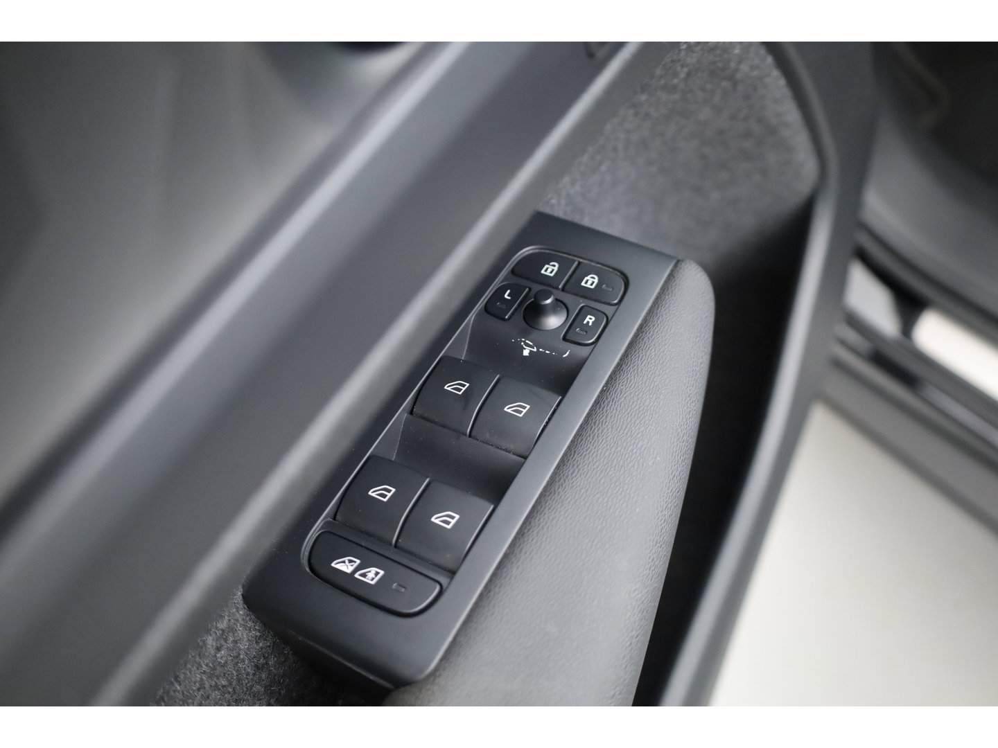 Volvo XC40 Recharge Ultimate 70 kWh | 97% SOH  Pano-dak | Warmte pomp | H&K Audio | Elek. stoelen | Stoel + stuurverw. |