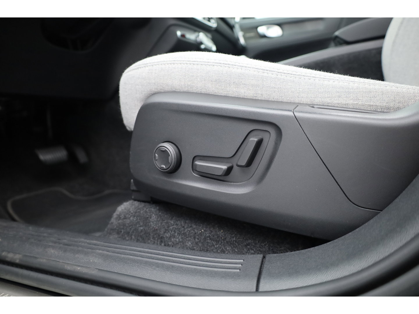 Volvo XC40 Recharge Ultimate 70 kWh | 97% SOH  Pano-dak | Warmte pomp | H&K Audio | Elek. stoelen | Stoel + stuurverw. |