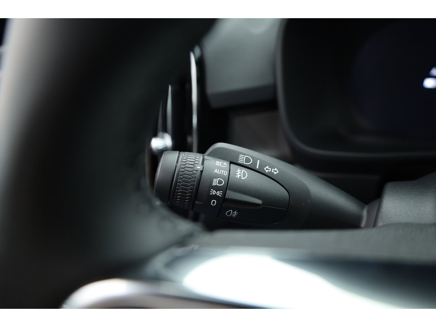 Volvo XC40 Recharge Ultimate 70 kWh | 97% SOH  Pano-dak | Warmte pomp | H&K Audio | Elek. stoelen | Stoel + stuurverw. |