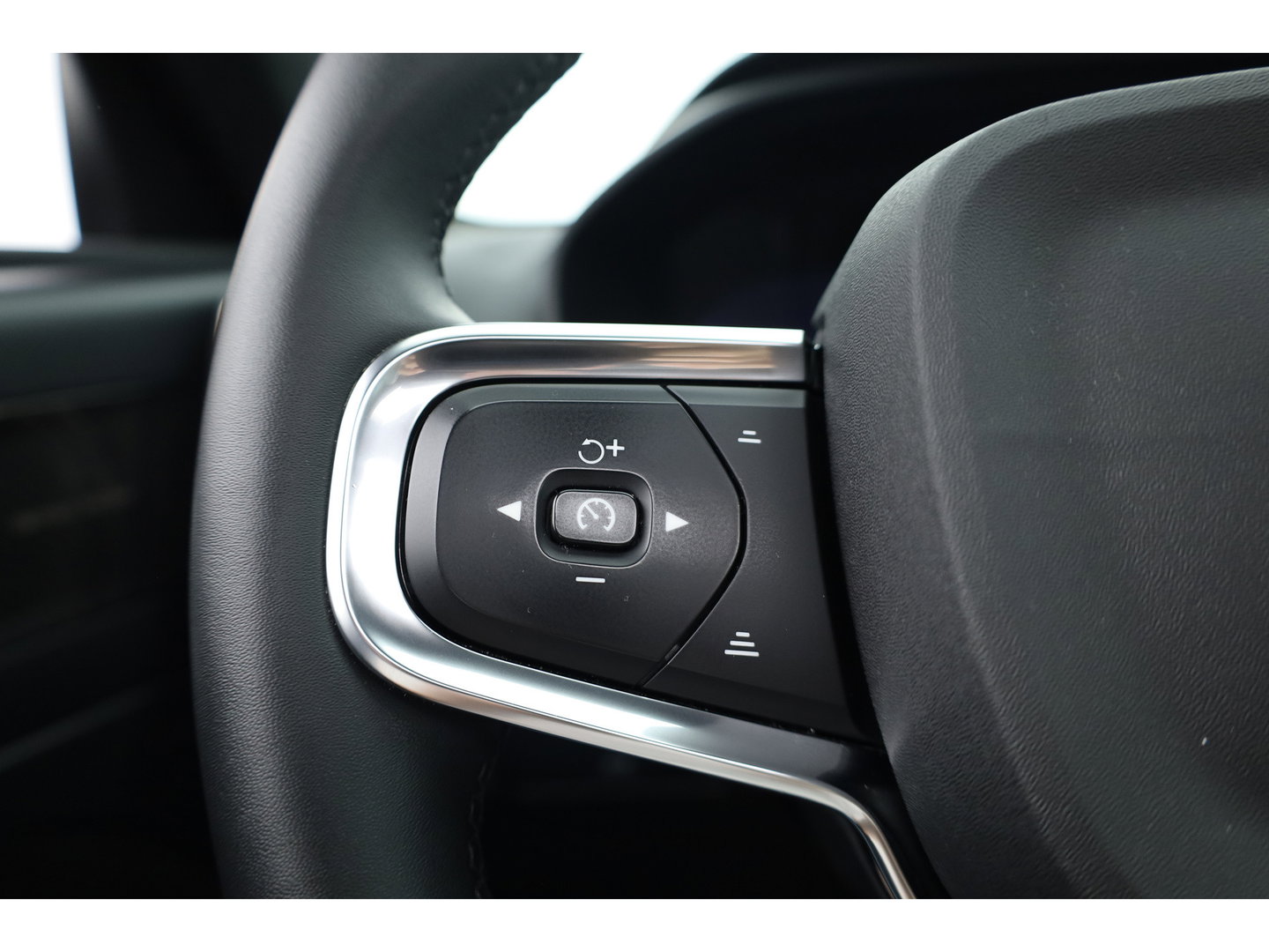 Volvo XC40 Recharge Ultimate 70 kWh | 97% SOH  Pano-dak | Warmte pomp | H&K Audio | Elek. stoelen | Stoel + stuurverw. |
