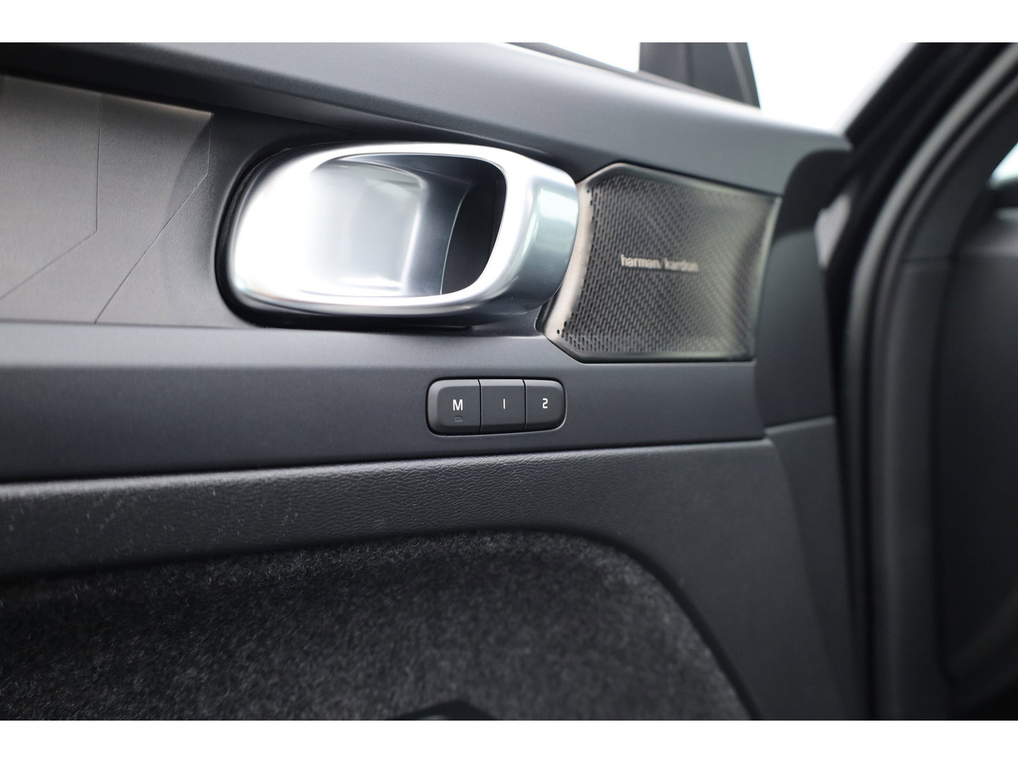 Volvo XC40 Recharge Ultimate 70 kWh | 97% SOH  Pano-dak | Warmte pomp | H&K Audio | Elek. stoelen | Stoel + stuurverw. |